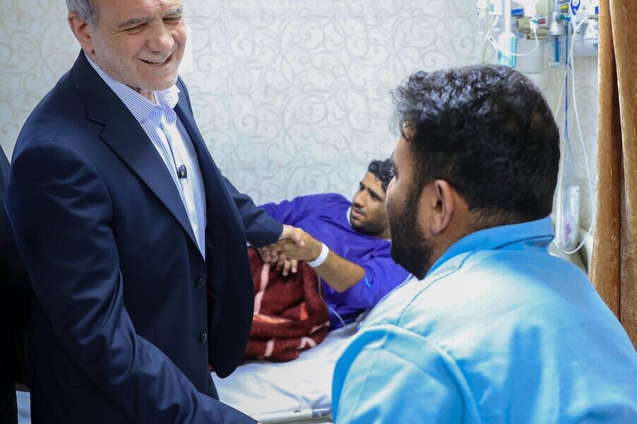 مسعود پزشکیان رئیس جمهور ظهر یکشنبه _ هفتم اردیبهشت_ در جریان سفر به استان هرمزگان، به صورت هوایی از بندر شهید رجایی بازدید کرد.