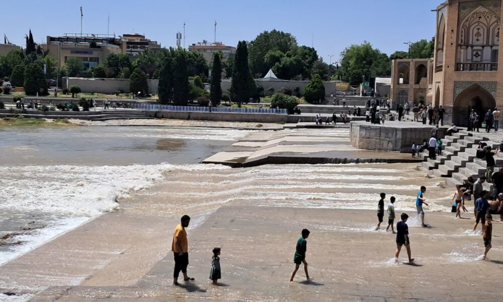 زاینده رود دوباره جاری شد